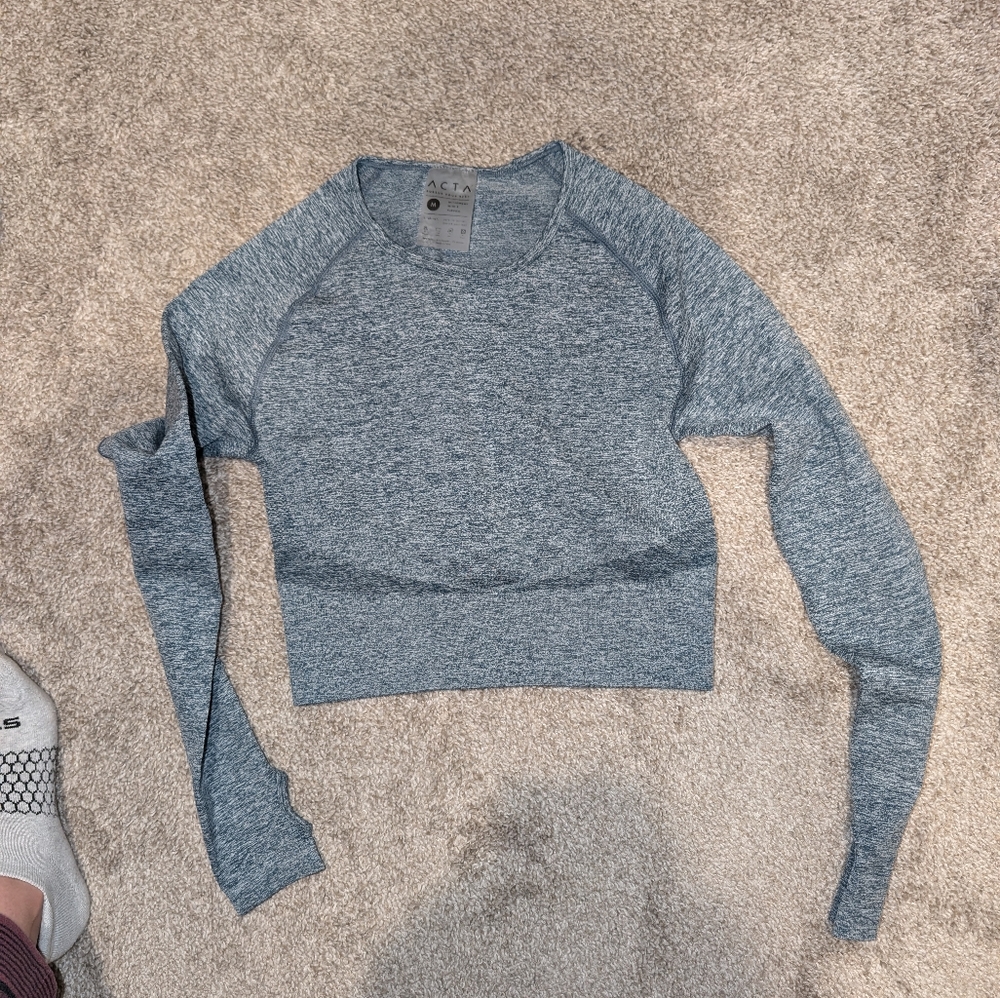 ACTA long sleeved workout top